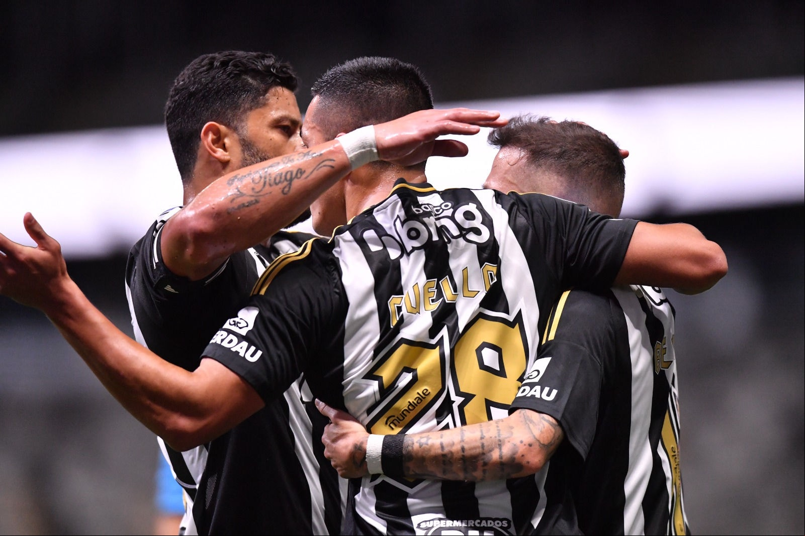 Jogadores celebram gol do Atlético