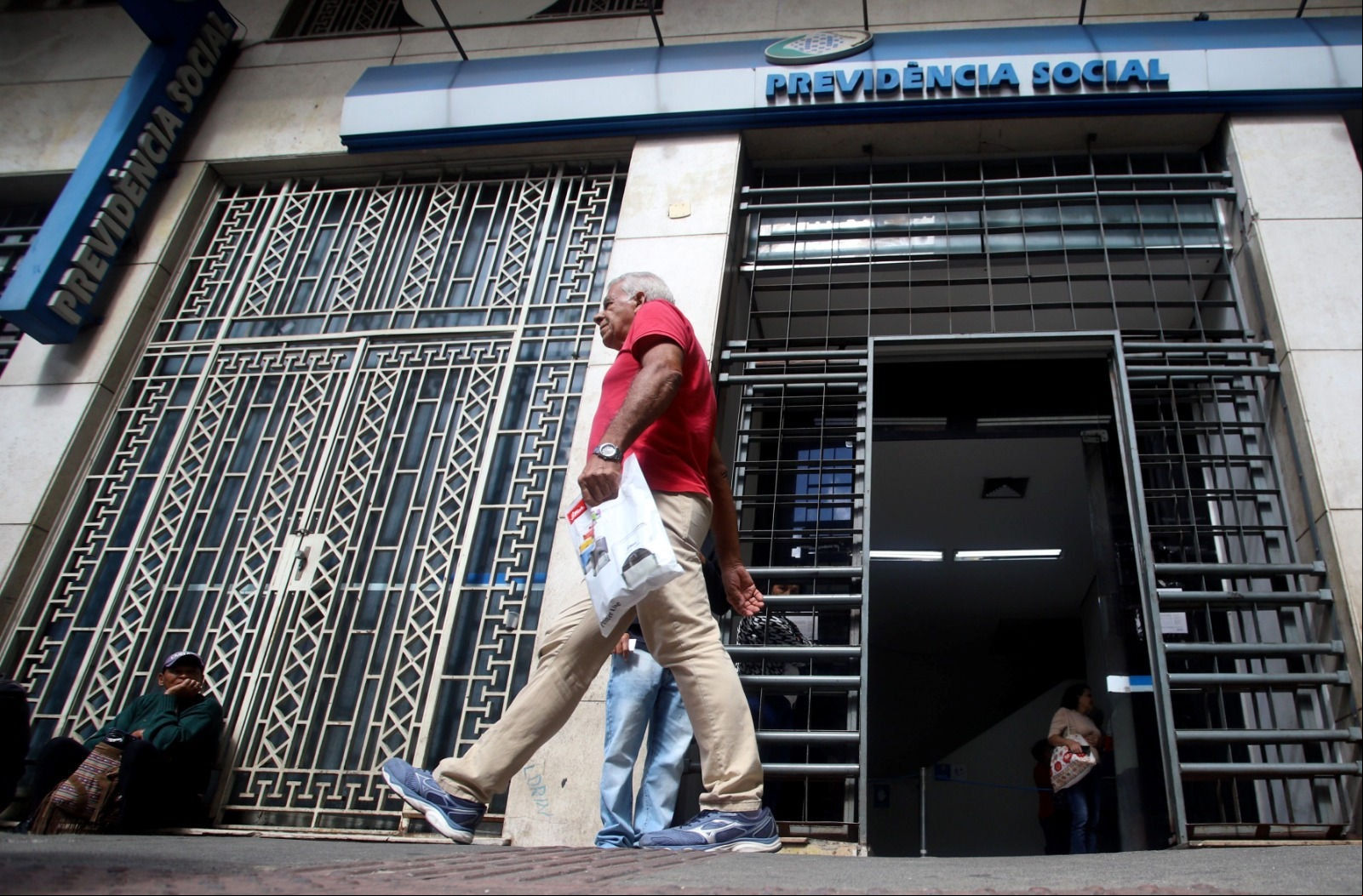 Justiça bloqueia R$ 2,8 bilhões de investigados por fraude no INSS