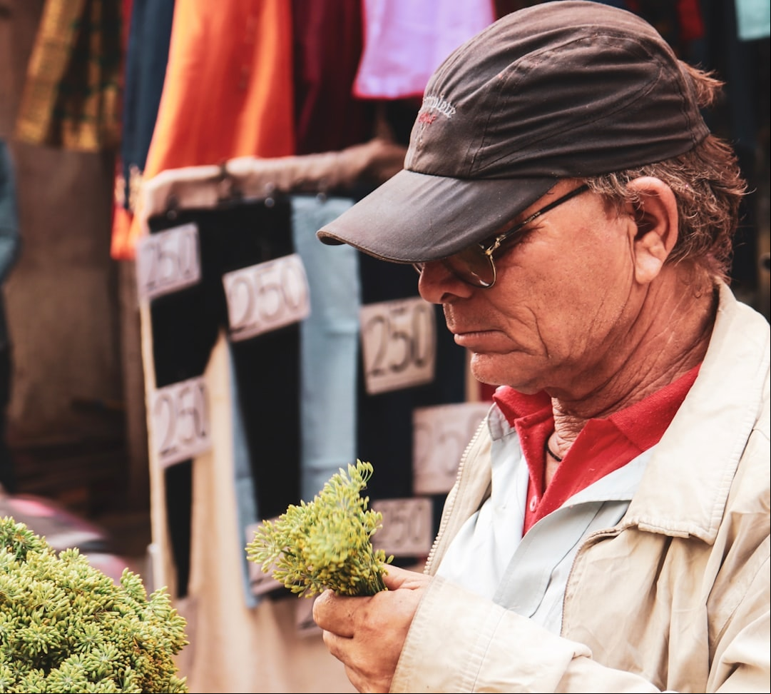 Idosos usam mais cannabis e enfrentam riscos: alerta para saúde mental e quedas