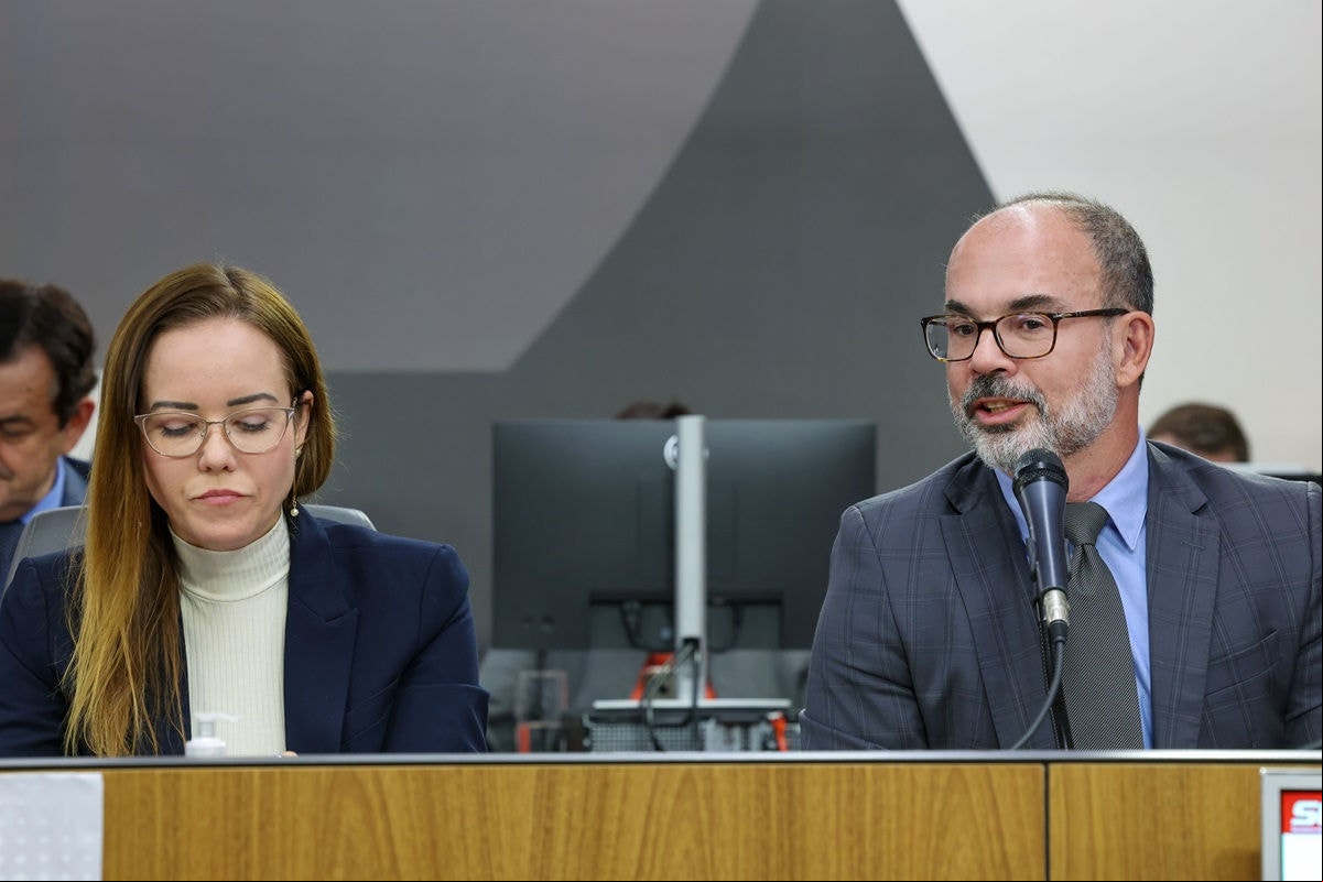 A secretária de Planejamento e Gestão, Silvia Litsgarten, e o secretário da Fazenda, Luiz Claudio Gomes, durante a prestação de contas à ALMG nesta segunda-feira (9 de junho) 