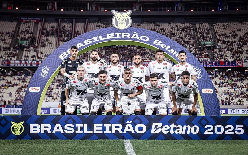Elenco do Santos deixou a zona do rebaixamentoo com a vitória diante do Fortaleza. (Foto: Raul Baretta/ Santos FC)