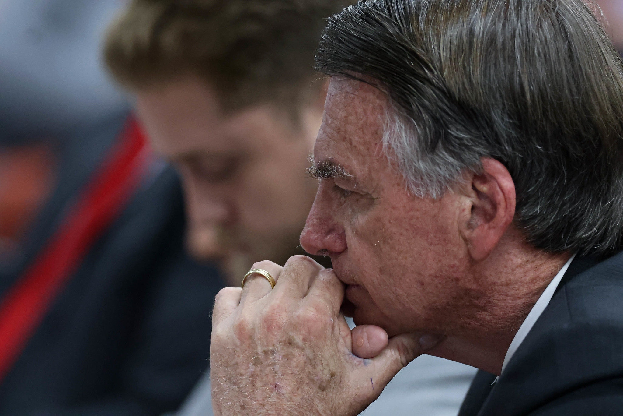 O ex-presidente Jair Bolsonaro (foto) no plenário da Primeira Turma do STF onde aguarda para ser o sexto dos oito réus a serem interrogados pelo ministro Alexandre de Moraes no inquérito do plano de golpe de Estado