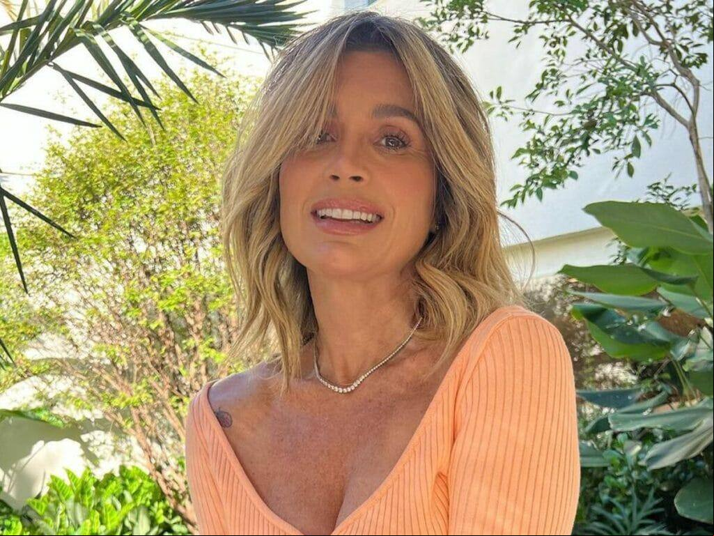 De biquíni, Flávia Alessandra toma chuveirada ao ar livre e encanta fãs: “Arrasa em qualquer estação”