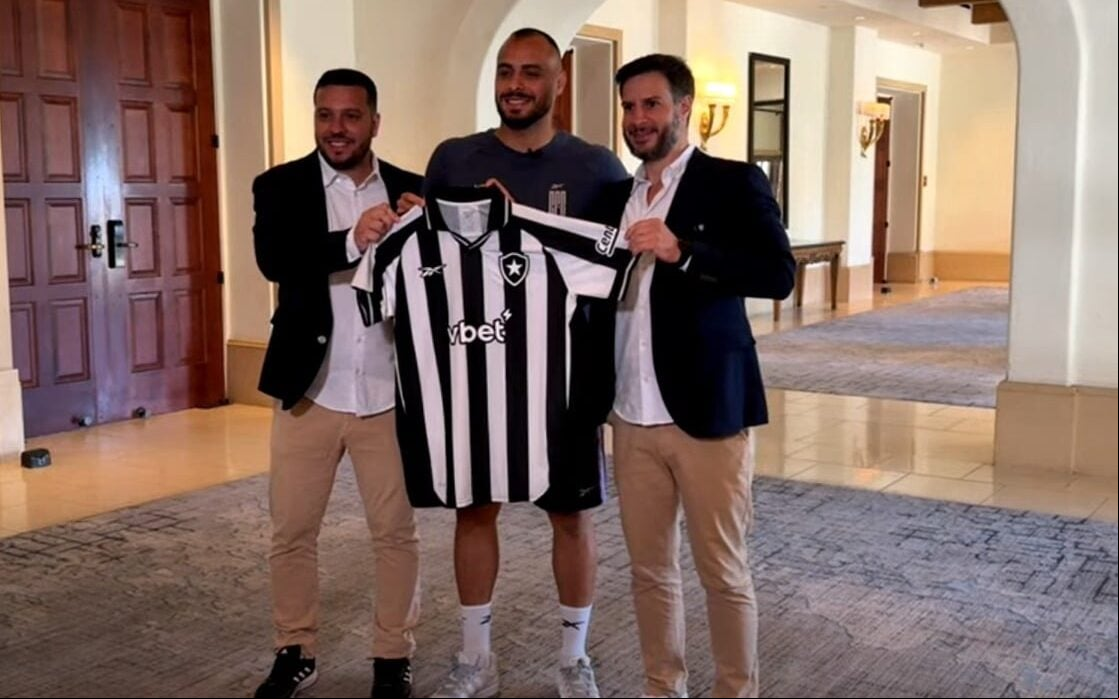 Atacante assinou com o Botafogo até 2028 (Foto: Reprodução/Botafogo TV)