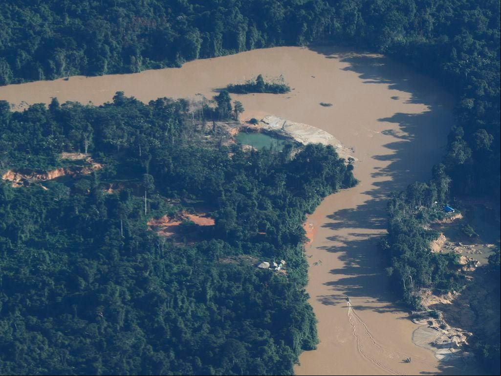 Áreas de garimpo ilegal na Terra Indígena Yanomami vistas em sobrevoo ao longo do rio Mucajaí