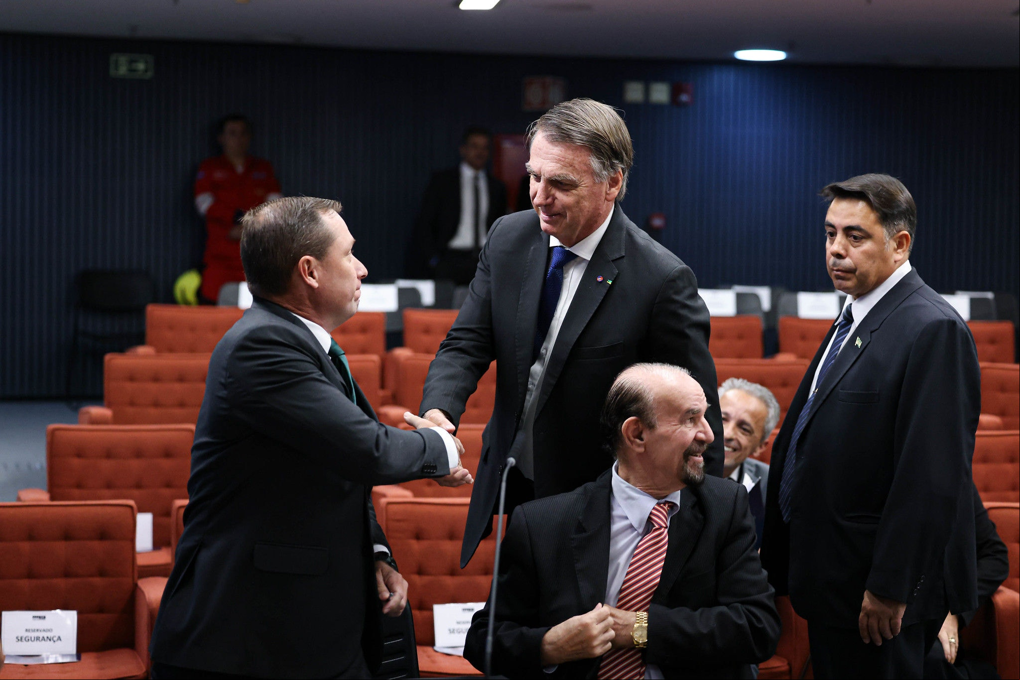 Jair Bolsonaro foi até o tenente-coronel Mauro Cid cumprimentá-lo; o militar é o delator do inquérito que apura uma tentativa de golpe de Estado para manter o ex-presidente no poder