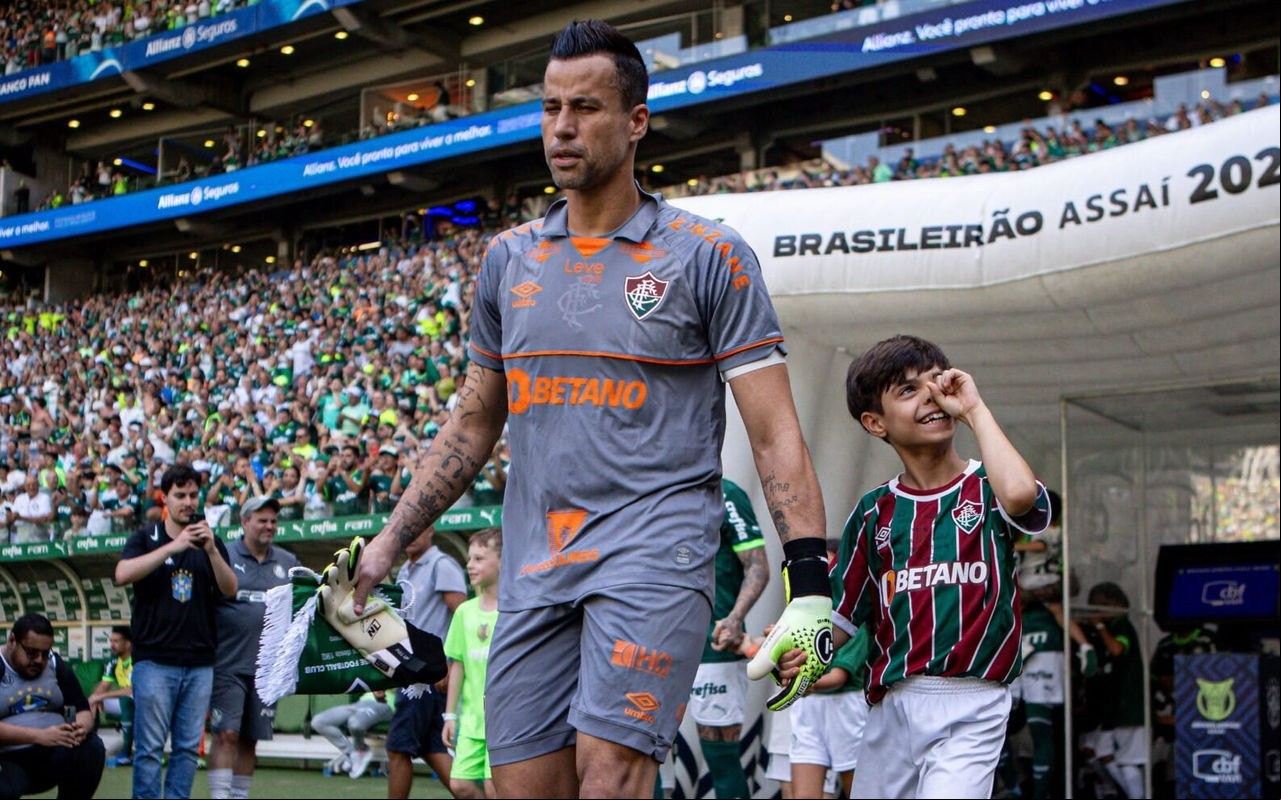 Fábio entrando em campo pelo Fluminense no Allianz Parque em dezembro de 2023 (Foto: Lucas Merçon/Fluminense FC)