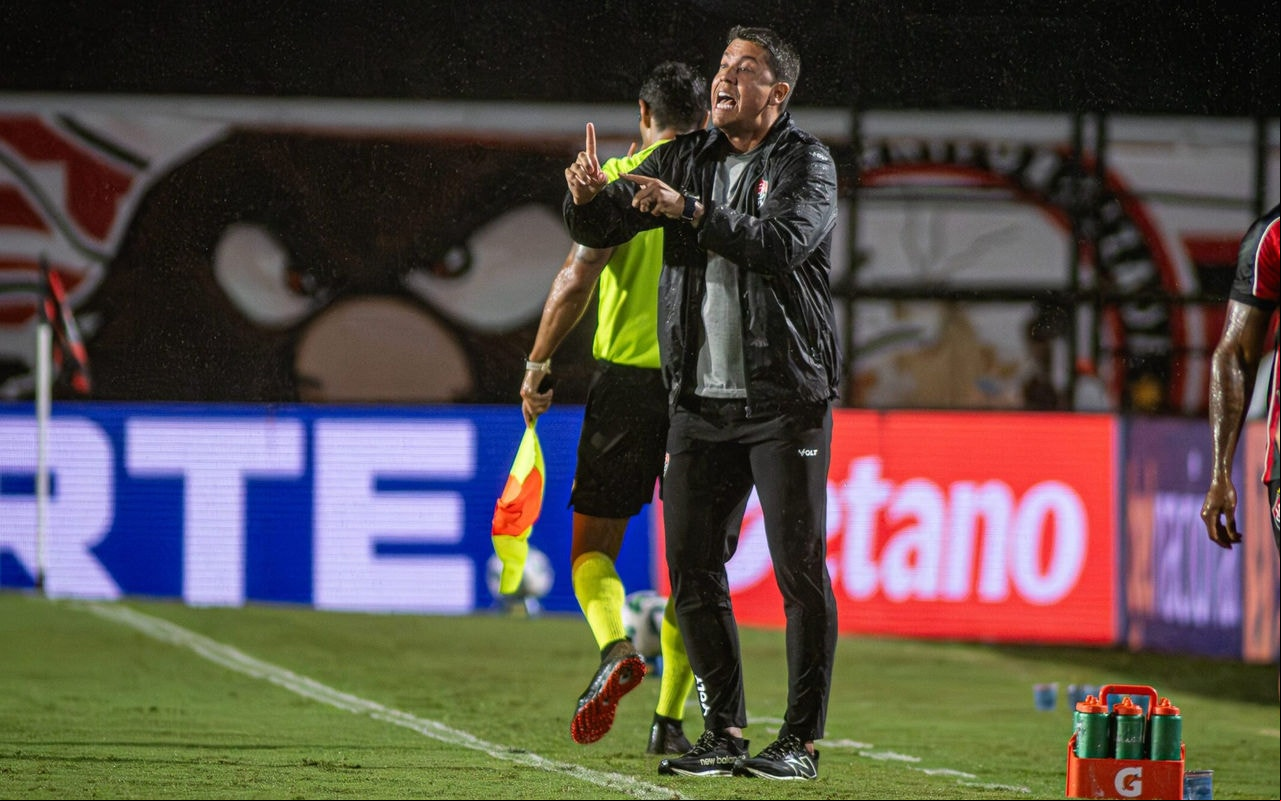 Carpini comanda o Vitória contra o Cruzeiro (Foto: Victor Ferreira / EC Vitória)