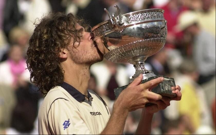 Guga beija o troféu de Roland Garros em 2000 (Divulgação)